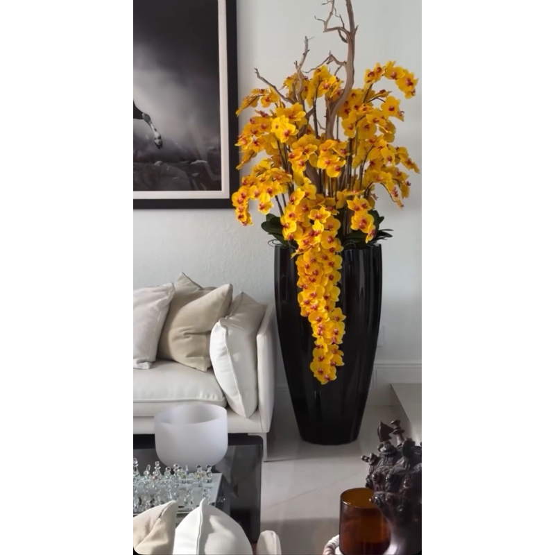 Vaso San Jose em preto brilhante com orquídeas amarelas em cascata
